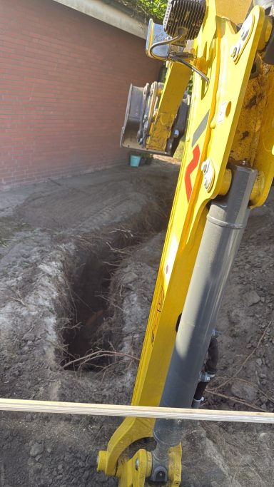 Baggerarbeiten zum Ausheben eines Grabens für Abwasser- und Entwässerungsleitungen