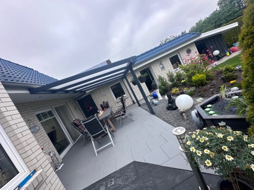 Neu aufgebaute Terrasse nach Absackung im Gartenbereich