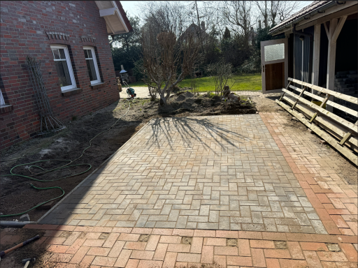 Neu gepflasterte Parkplatzfläche als Erweiterung an einem Wohnhaus