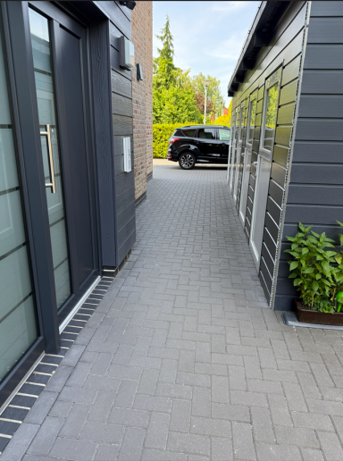 Gereinigter Außenbereich mit gepflasterter Fläche nach Objektkontrolle