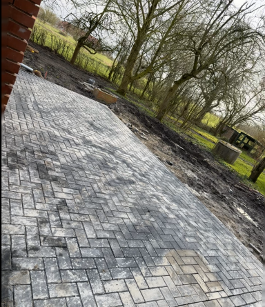 Fertig gepflasterte Terrasse mit Betonsteinen am Wohnhaus