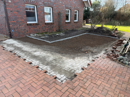 Vorbereitete Fläche ohne Pflaster zur Erweiterung eines Parkplatzes