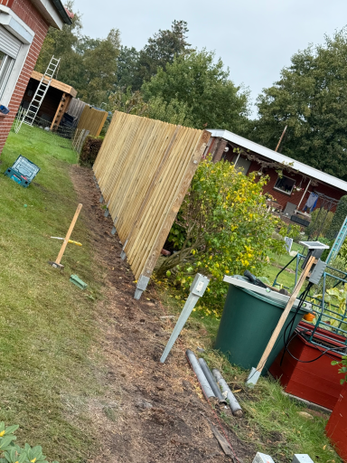 Neu montierter Holzzaun entlang eines Gartengrundstücks